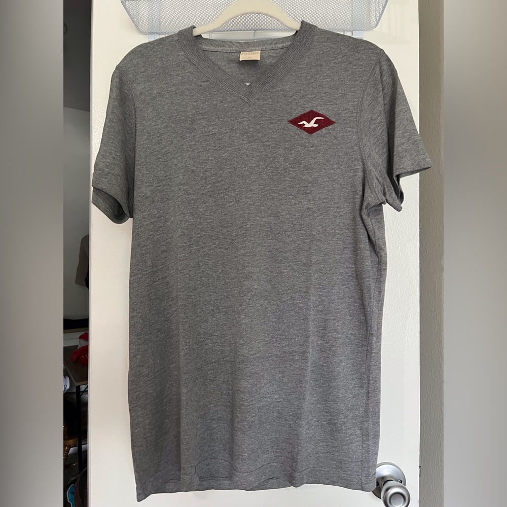 Hollister Men's Charcoal Tee with Maroon Logo